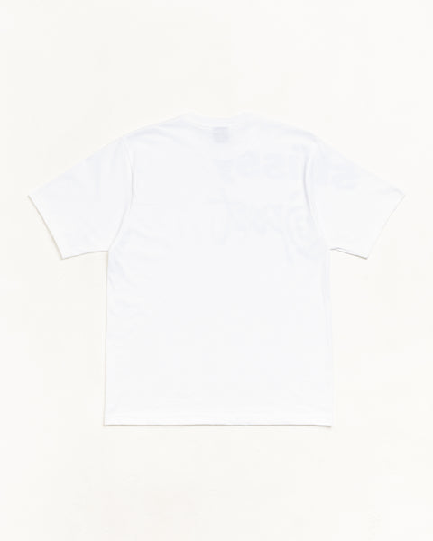 Stüssyのホワイト半袖Tシャツ、バックスタイル。クリーンな無地の背面をフラット置きで撮影した商品画像