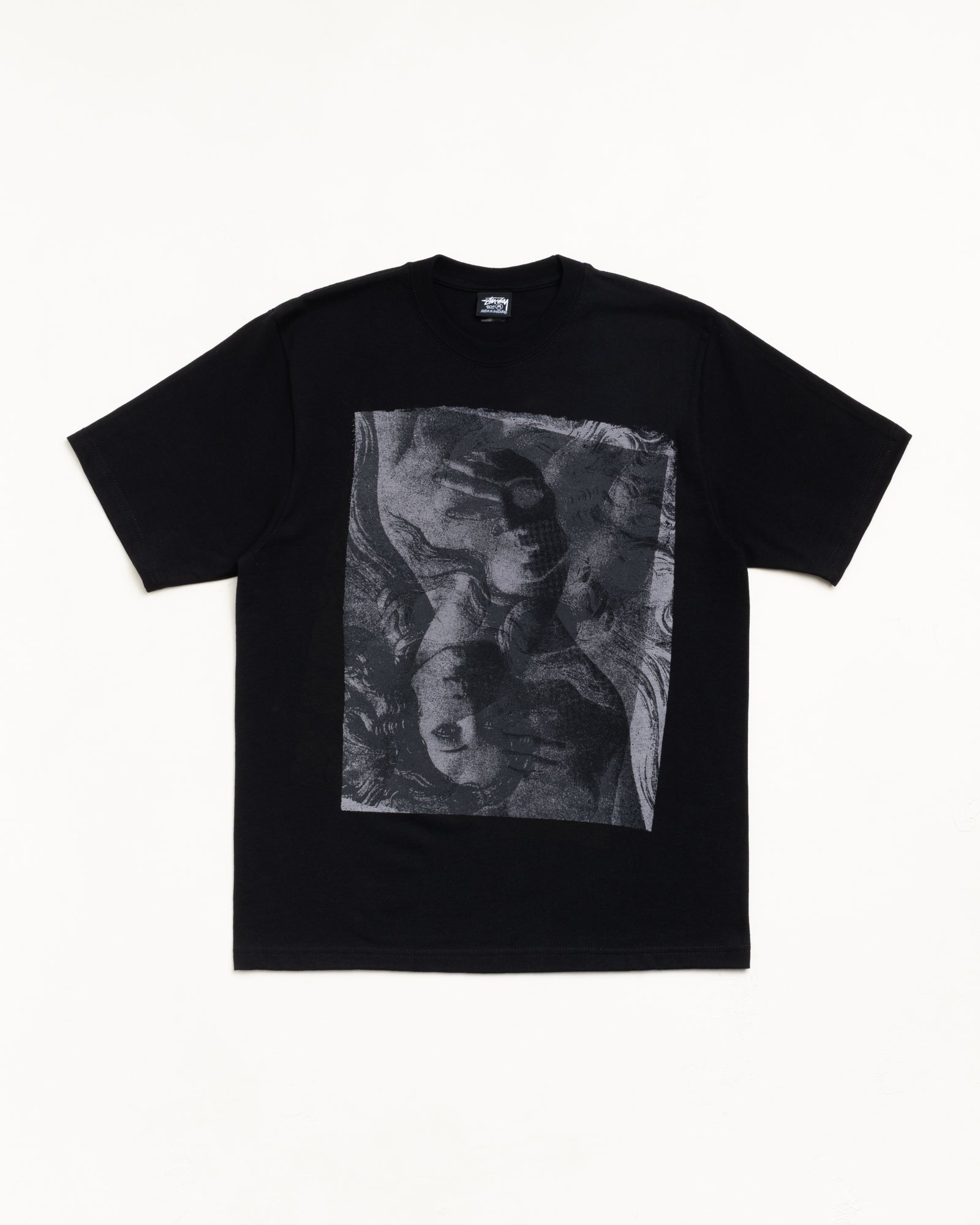 ブラックのユニセックス半袖Tシャツ、クルーネックでフロントに大型モノクログラフィックプリント、ストリート感。