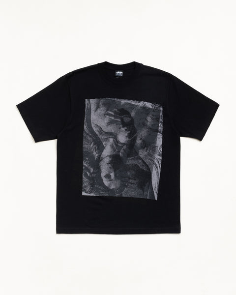 ブラックのユニセックス半袖Tシャツ、クルーネックでフロントに大型モノクログラフィックプリント、ストリート感。