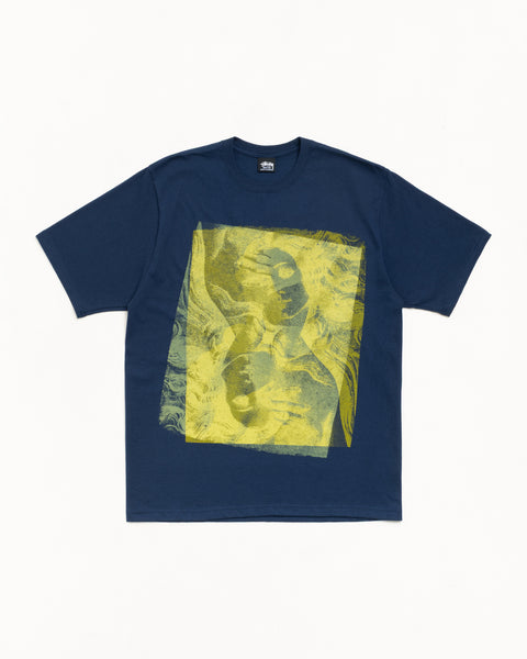 ネイビーのユニセックス半袖Tシャツ、前面に大型イエローグラフィック、コットンジャージーのクルーネック