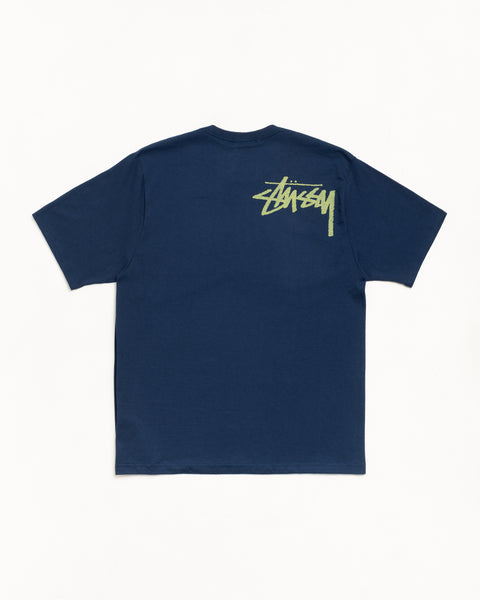ネイビーのショートスリーブコットンTシャツ、背面にライムロゴプリントを施したミニマルなデザインの一枚