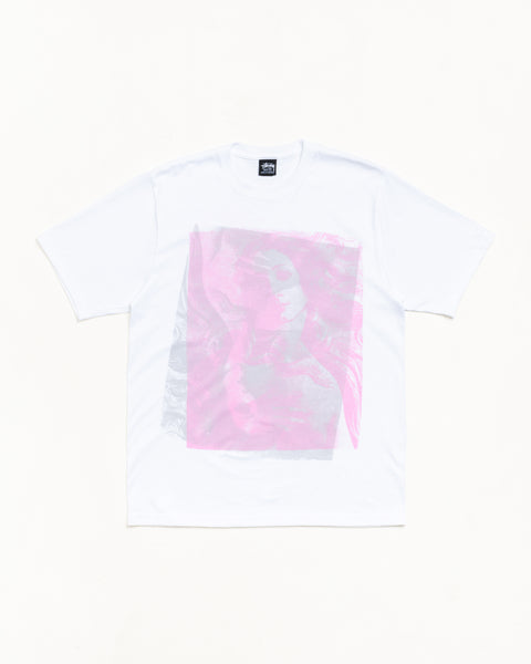 ホワイトのユニセックス半袖Tシャツ、フロントにピンクとグレーのグラフィックプリント、ゆったりシルエット