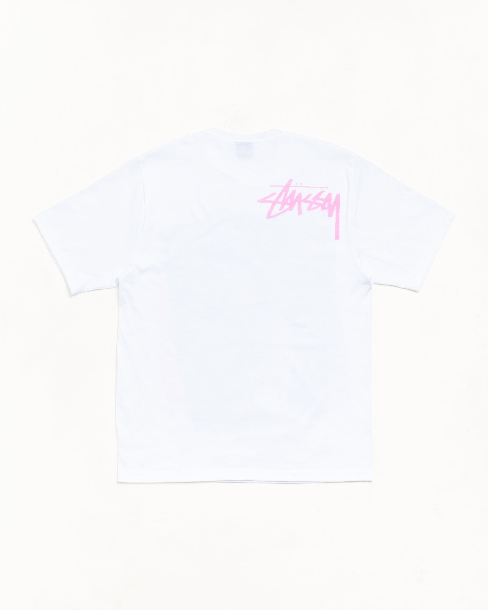 ホワイトのユニセックス半袖Tシャツで、背面にピンクのロゴプリントがある