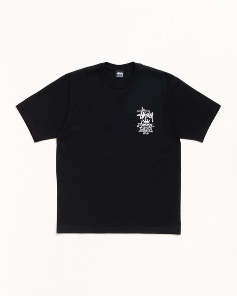 ブラックのユニセックス半袖Tシャツ、左胸にホワイトロゴを配したミッドウェイトのコットンジャージーの無地ボディ