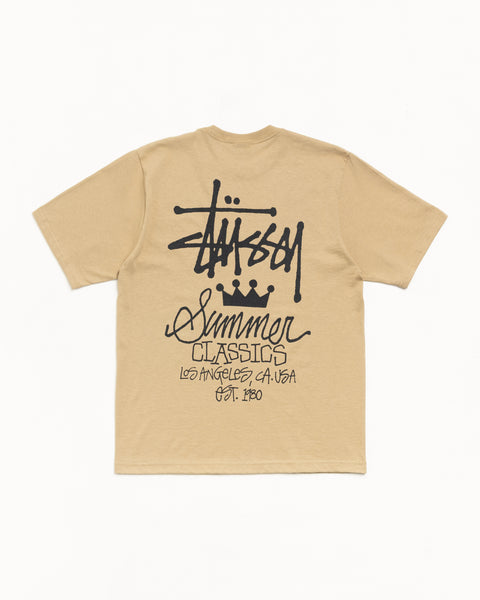 カーキのユニセックス半袖Tシャツ、中厚手コットン地、背面に大きなStüssyロゴとSummer Classicsグラフィック