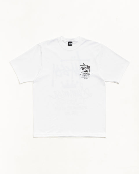 ホワイトのユニセックス半袖Tシャツ。左胸にスクリプトロゴを配したクルーネックの定番スタイル、ミニマルな白。