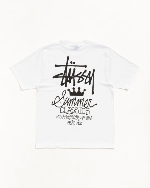 ホワイトのユニセックス半袖Tシャツ、背面に大きなブラックのStüssyロゴと“Summer Classics”スクリプトをプリント