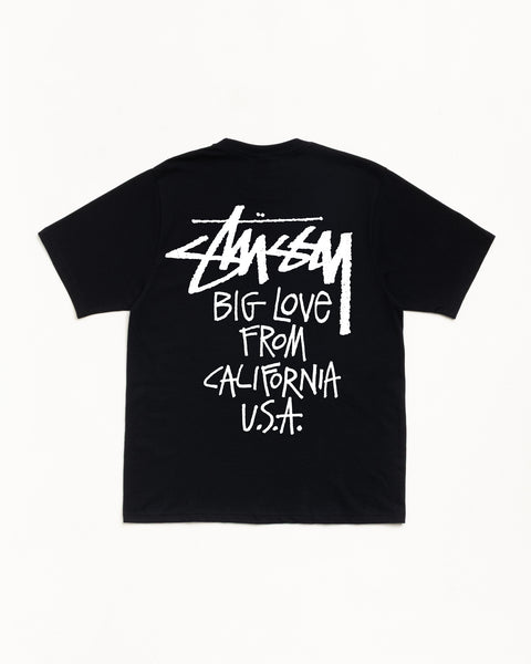 ブラックのコットンジャージーを使用したショートスリーブのBig Love Teeで、背面にはStüssyロゴと「BIG LOVE FROM CALIFORNIA U.S.A.」のグラフィックが白のスクリーンプリントで施されています。